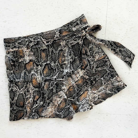 NWT β’ ZARA Satin Snakeskin Skort - Picture 3 of 9